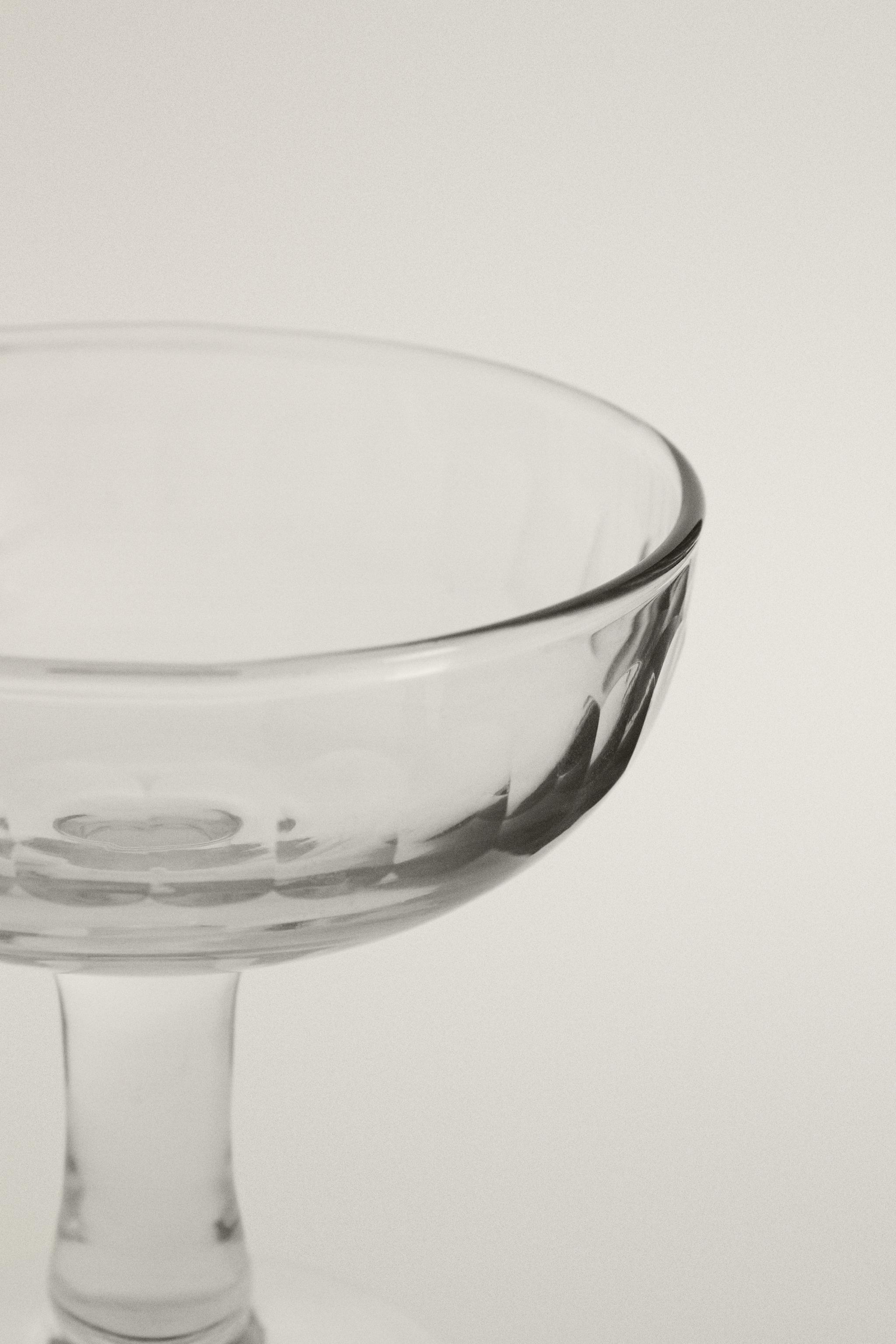 VERTICAL RAISED DESIGN GLASS